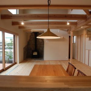 リビングと庭がつながって<br>毎週末バーベキューしたくなる家