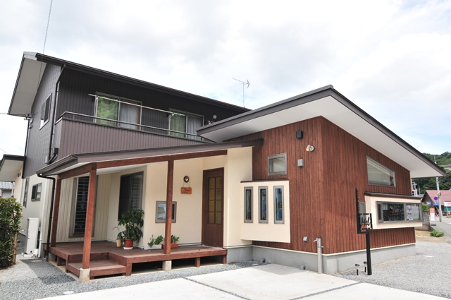 伸びやかに仕事する<br>美容院を併設した木の家