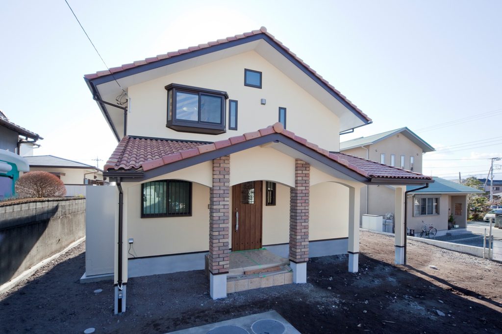 テラコッタ瓦とアーチの塗り壁<br>洋風を楽しむ富士市の家