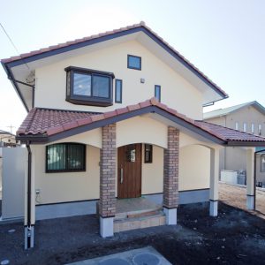 屋根裏の小窓から挨拶したくなる<br>ログハウスのような家