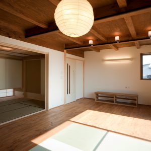 丸い窓から差し込む光<br>お客さんが長居してしまう家