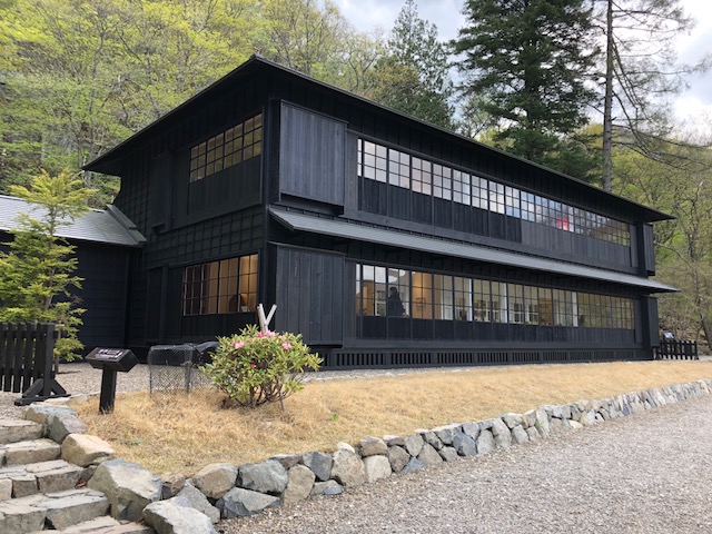 黒い板張りの外壁