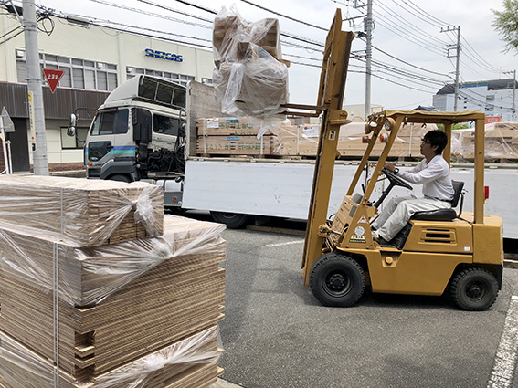 慎重に木材を運ぶ。空間工房LOHAS