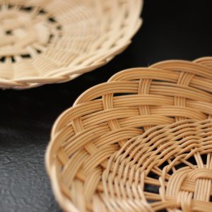 木の家にある籐かご