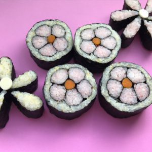 スズメの巣作り
