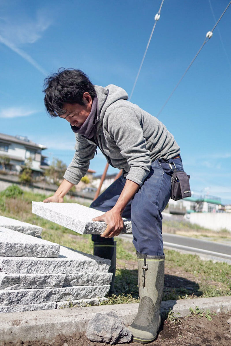 黙々と外構作業するお施主様