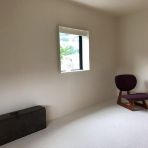 沼津市西浦の家、家具と白い部屋