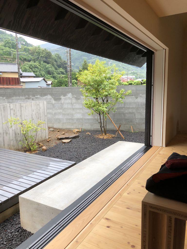 沼津市西浦の家、塀で道路と仕切った庭