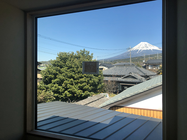 二階の階段からの富士山。