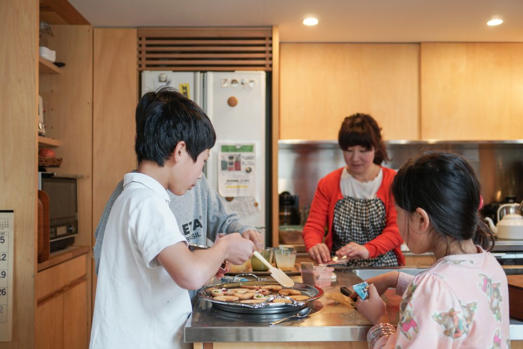 清水区の木の家で、手作りのお菓子