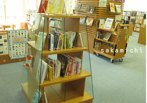 富士市図書館の新着コーナー