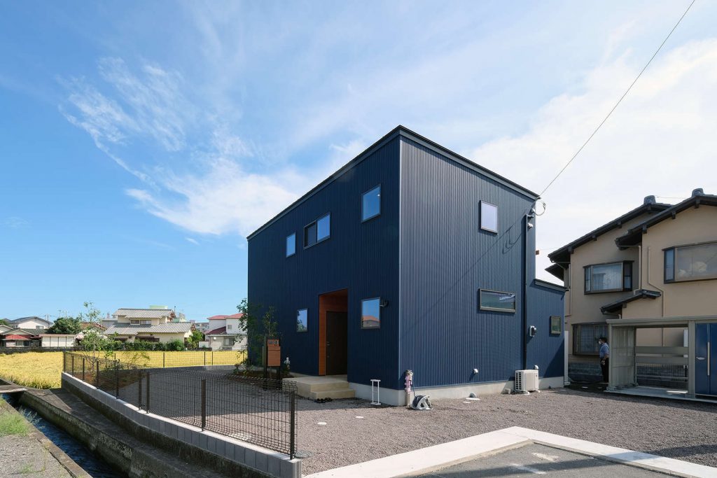 スクエアな外観はガルバリウム鋼板でできています,富士市
