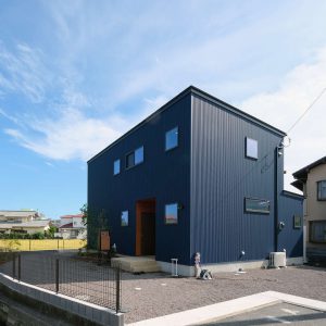 スクエアな外観はガルバリウム鋼板でできています,富士市