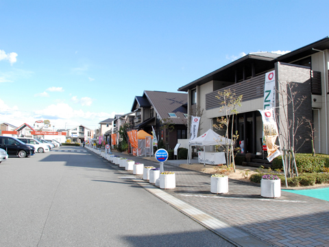 住宅展示場で複数のハウスメーカー