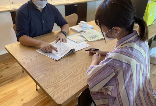 打ち合わせをする男性と女性