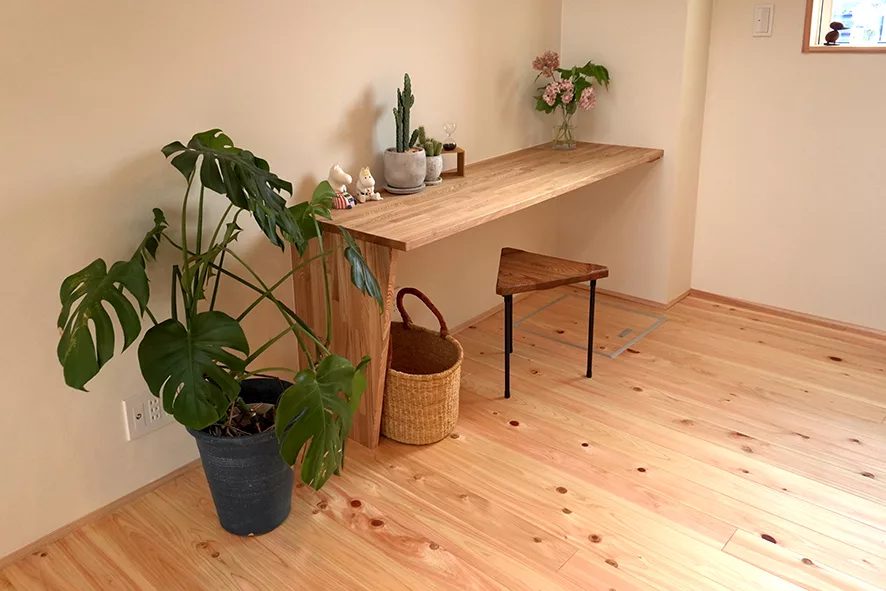 植栽のある椅子と机