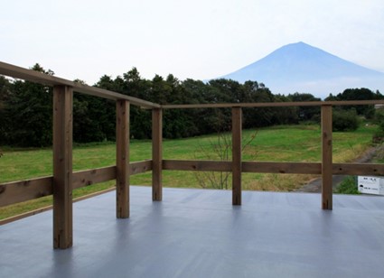 富士山を望むウッドデッキ