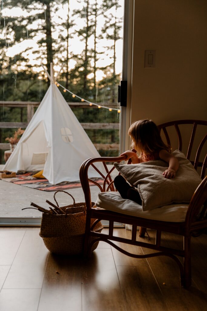 庭にあるテントを眺める子供