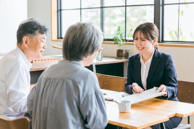 女性から説明を受ける夫婦