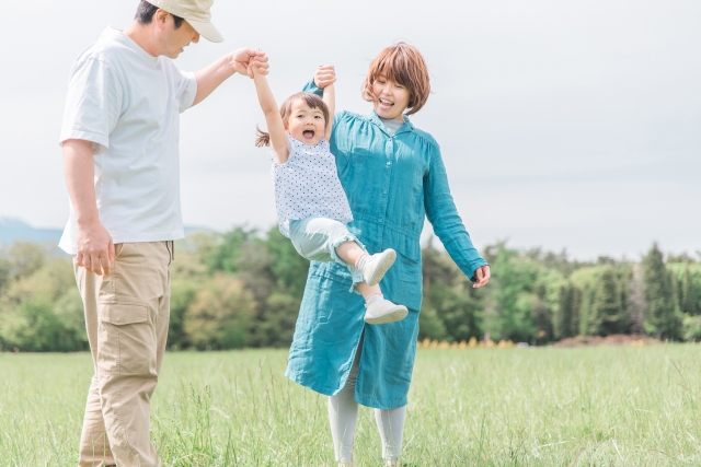 両親に持ち上げられる女の子