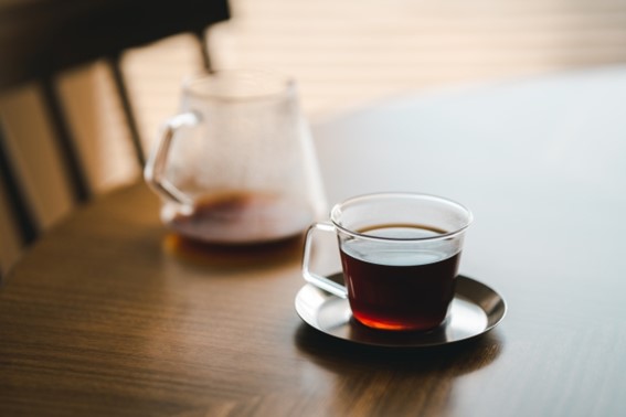 ガラスのマグカップに入ったコーヒー