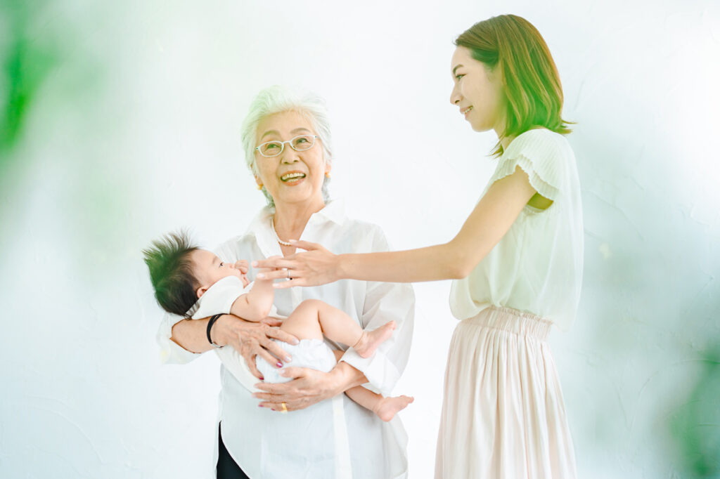 赤ちゃんとお母さんとおばあちゃんのスリーショット