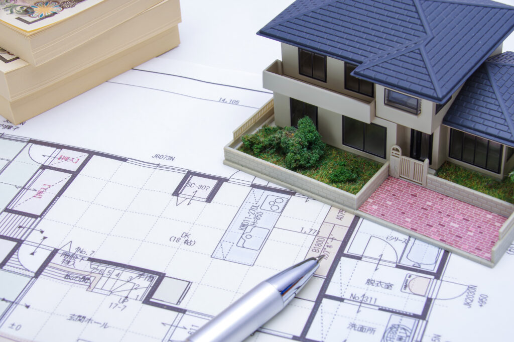 住宅の模型と図面