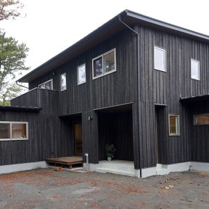 焼杉の外観の二世帯住宅