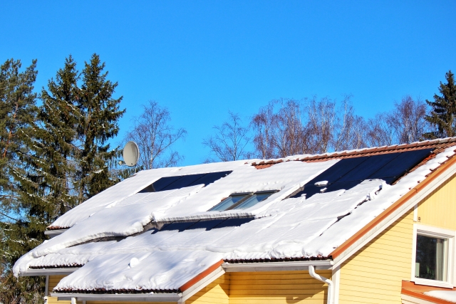 雪をかぶった太陽光発電パネル