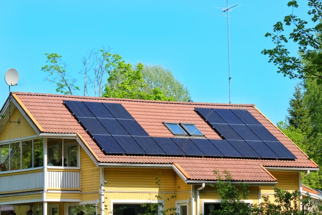 太陽光発電パネルを設置した住宅