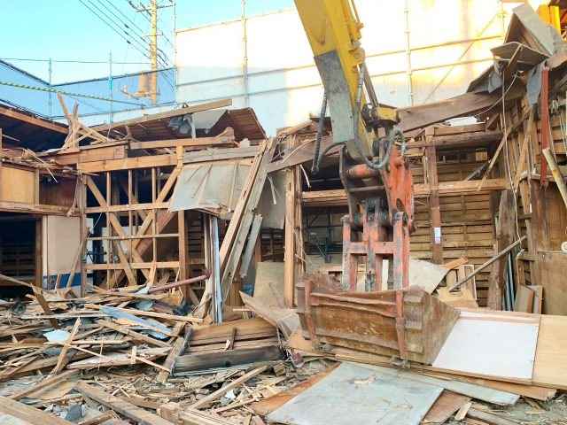 解体中の木造住宅