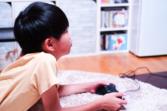 ゲームをする子供