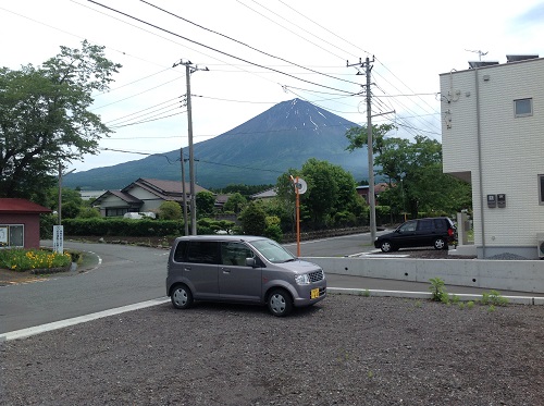富士山を近くに望む二人の家
