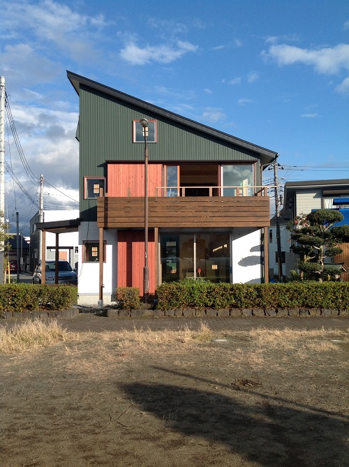 片流れの屋根 2階リビングの家 完成 富士市の工務店 注文住宅 健康省エネ住宅は空間工房lohas 片流れの屋根 2階リビングの家 完成 富士市の工務店 注文住宅 健康省エネ住宅は空間工房lohas