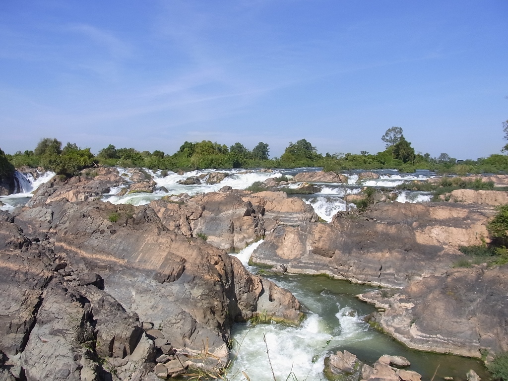 ラオス南部、メコン川沿いの水辺の風景