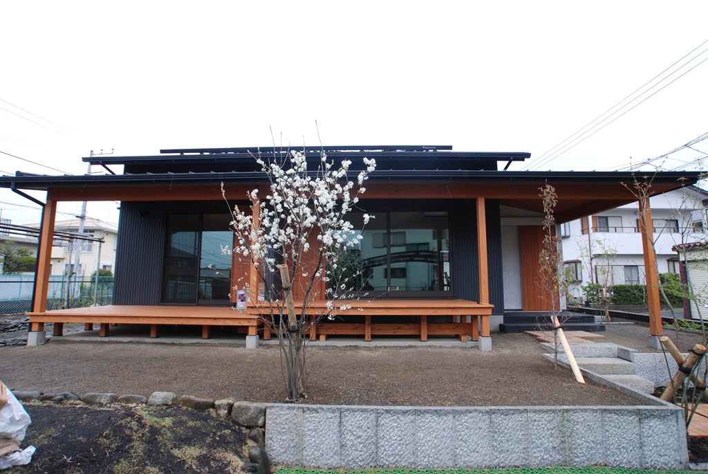 富士の平屋のような2階建ての家、いいプロポーションだと思います。