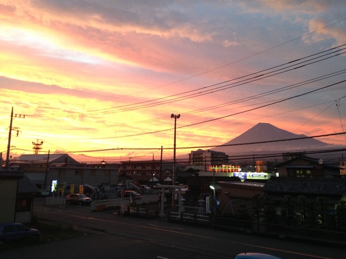 綺麗な夕焼け雲と富士山