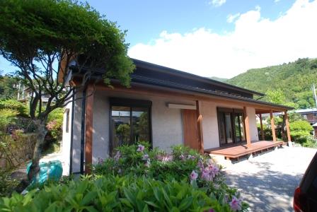池、集い土間、軒下、広間、自然と人の集う地域に開いた家